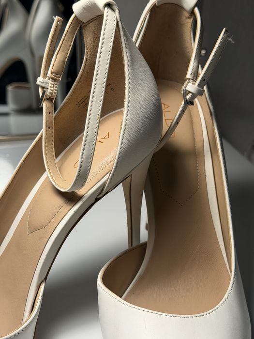 Saltos brancos estilo escarpin da aldo
