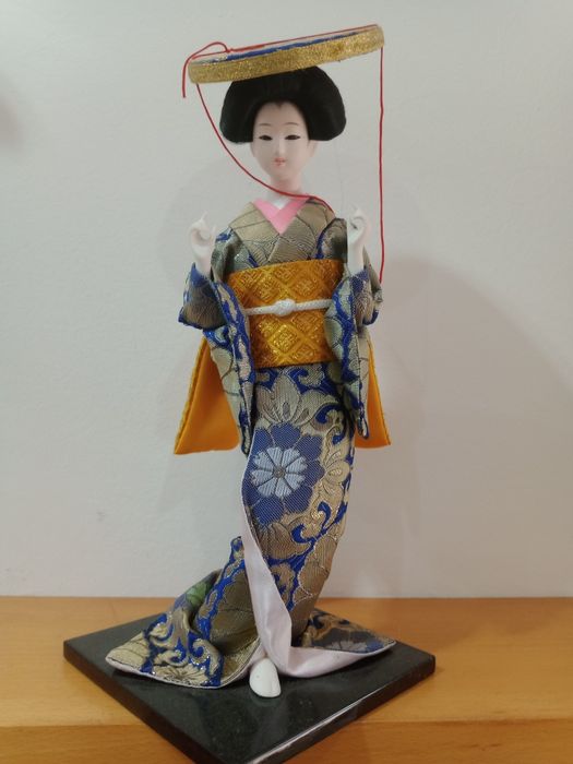 Decorações antigas em acrílico, porcelana e madeira