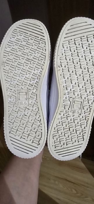 Białe sneakersy FILA na platformie