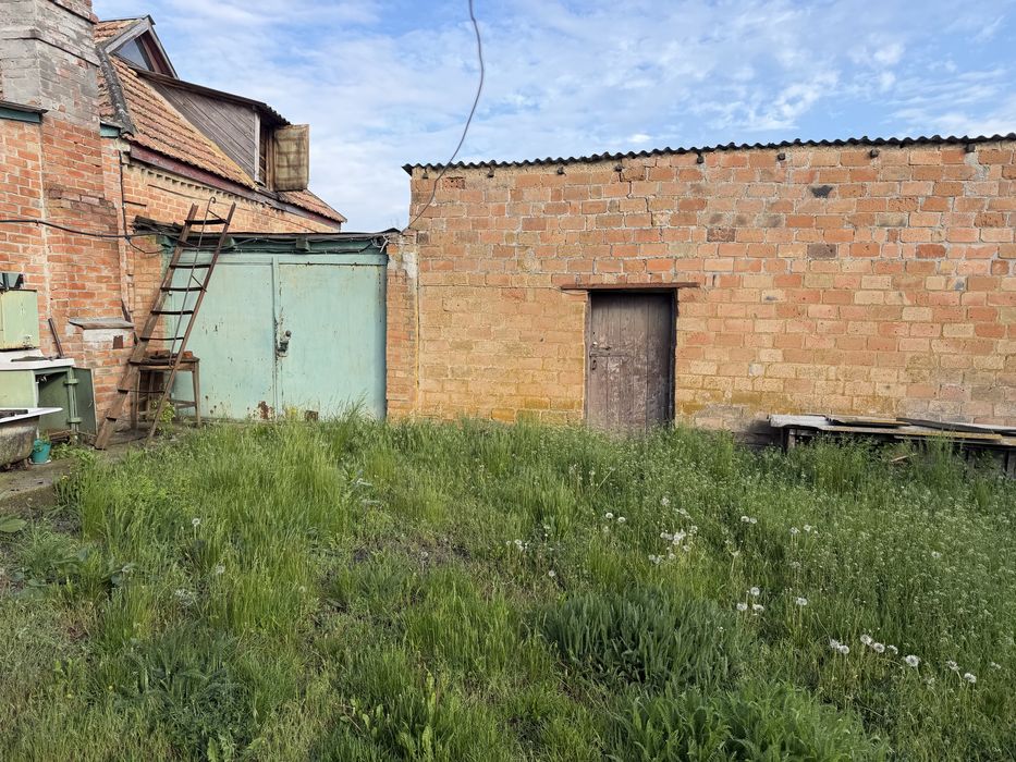 Дім з земельною ділянкою в с. Веселівка