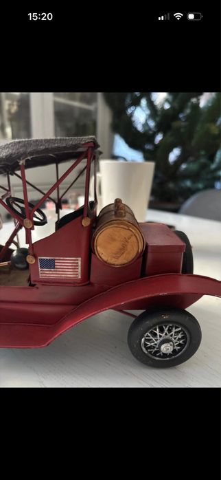 Replika auta w kolorze czerwonym