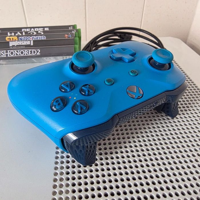 Xbox One S 1TB com Comando e 5 Jogos