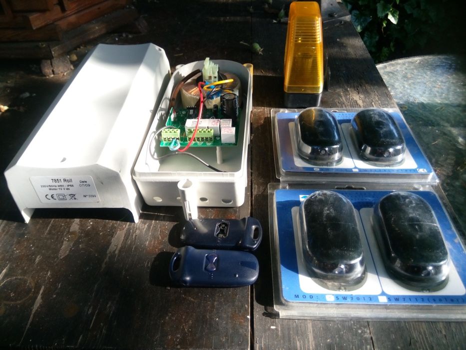 Sterowniki bramy piloty czujki cały zestaw 230 zł