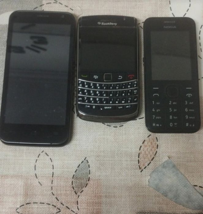 Lote de 3 telemóveis - 2 Nokia e 1 Blackberry