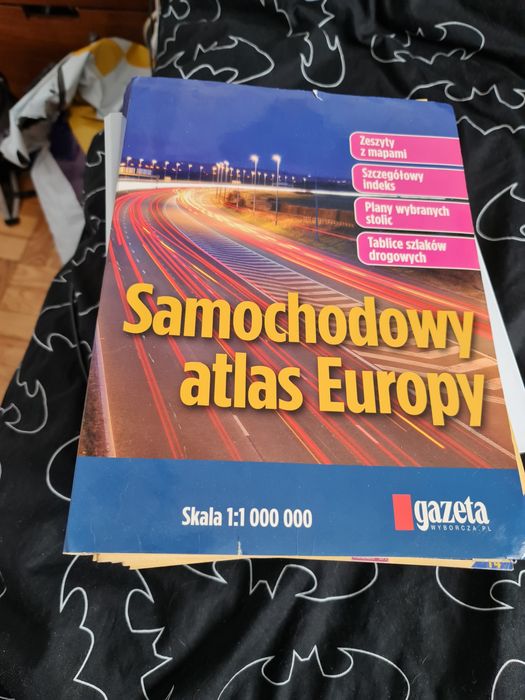 Dwa kompletne skoroszyty z Atlasem Polski oraz mapa europy