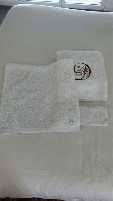 Conjunto de toalhas 100% algodão com letra “D” bordada