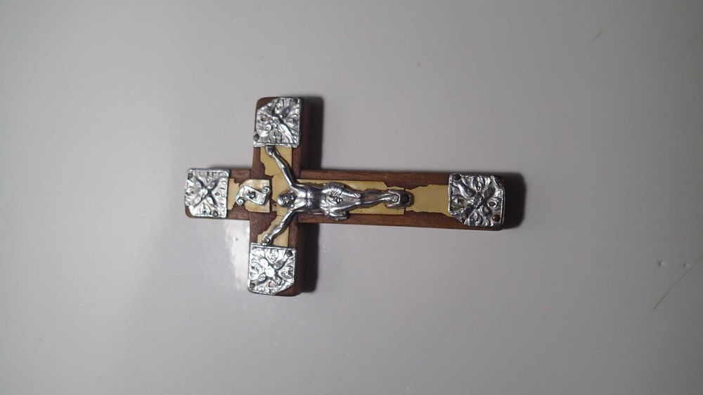 Crucifixo antigo em madeira e metal