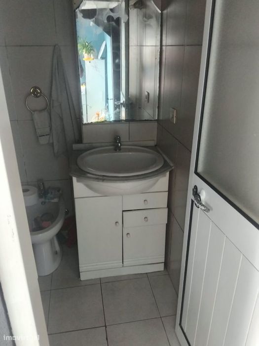 Casa com 2 quartos, arrumo   e lugar de estacionamento