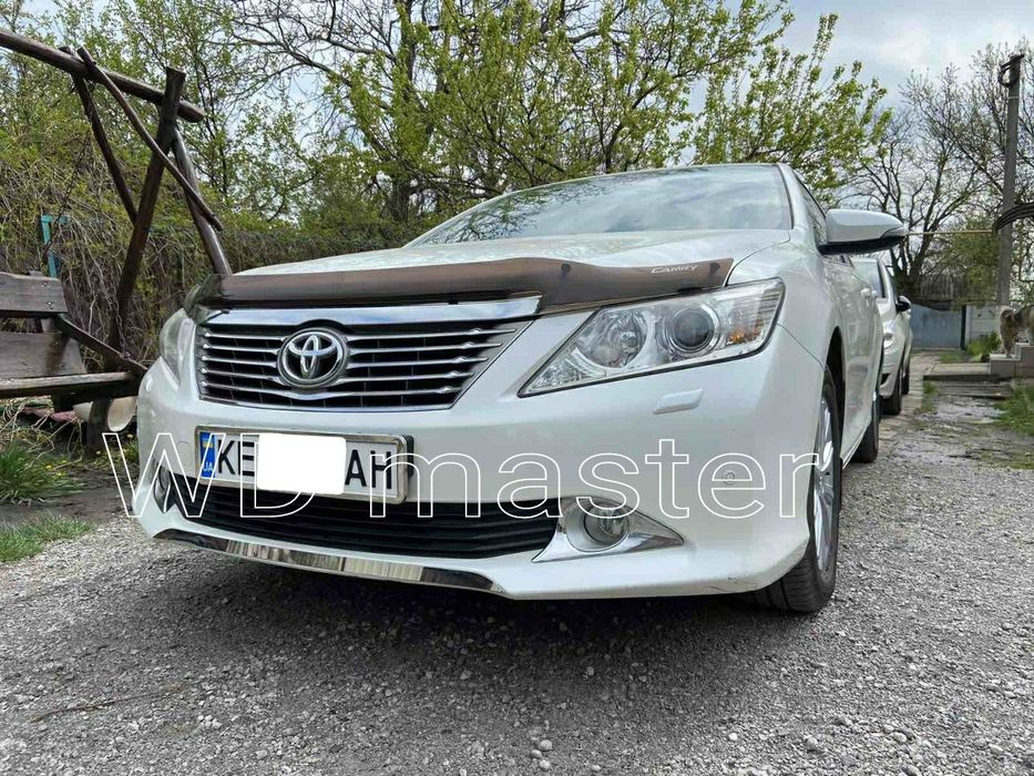 Накладка на передний бампер для Toyota Camry XV 50 (два варианта)