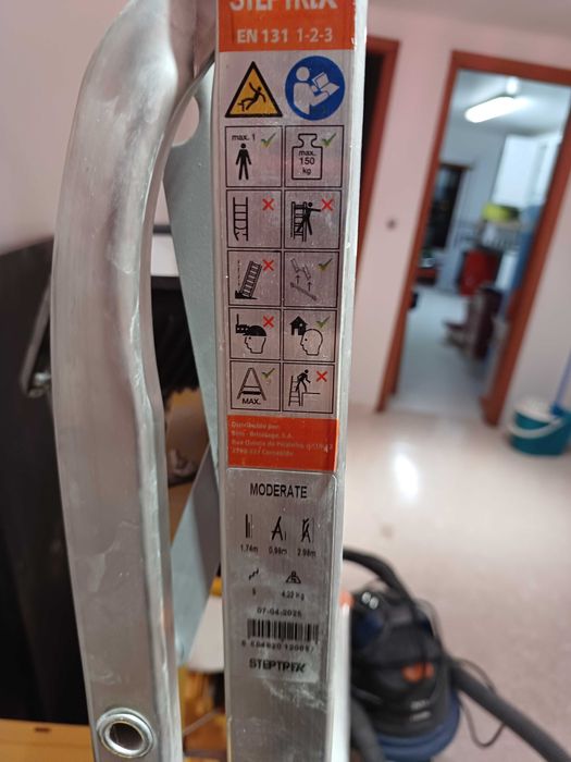 Escadote de alumínio Steptrek Moderate 5 degraus está sujo