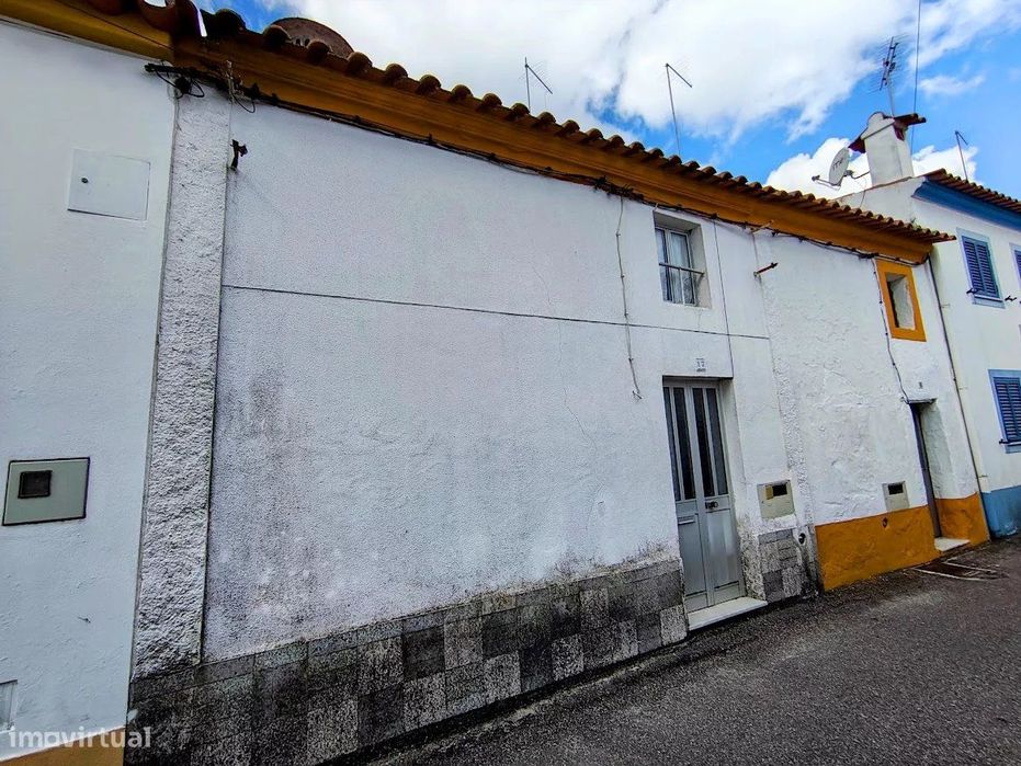 Casa tradicional com 3 assoalhadas na Comenda