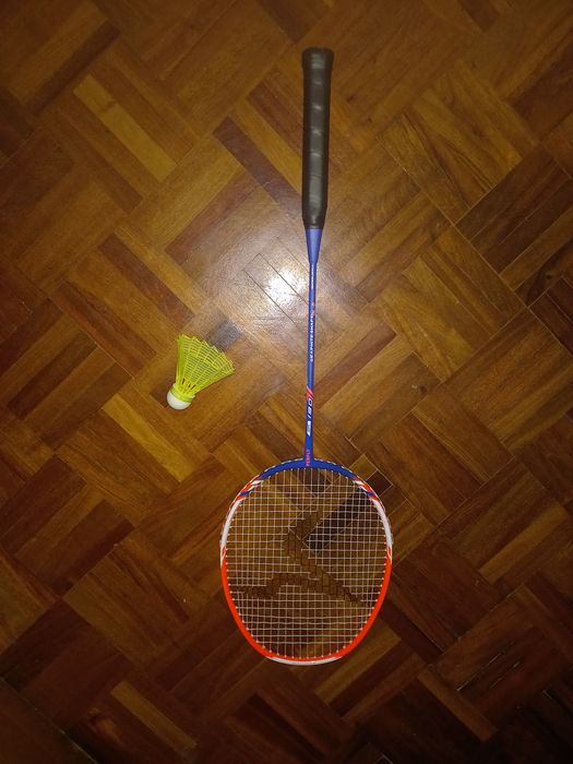 Raquete de badminton