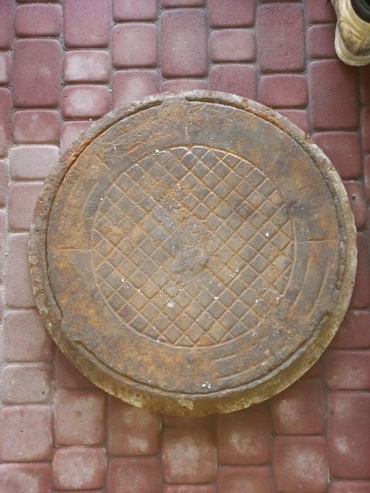 Люк жилізний добрий стан.