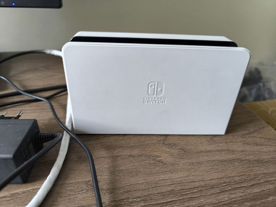 Nintendo Switch 1 OLED + dock + etui + adapter na joypady