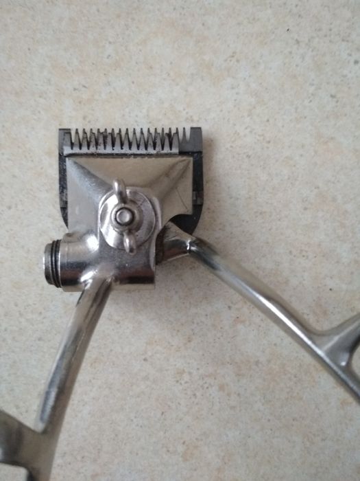 Ручная машинка для стрижки волос.