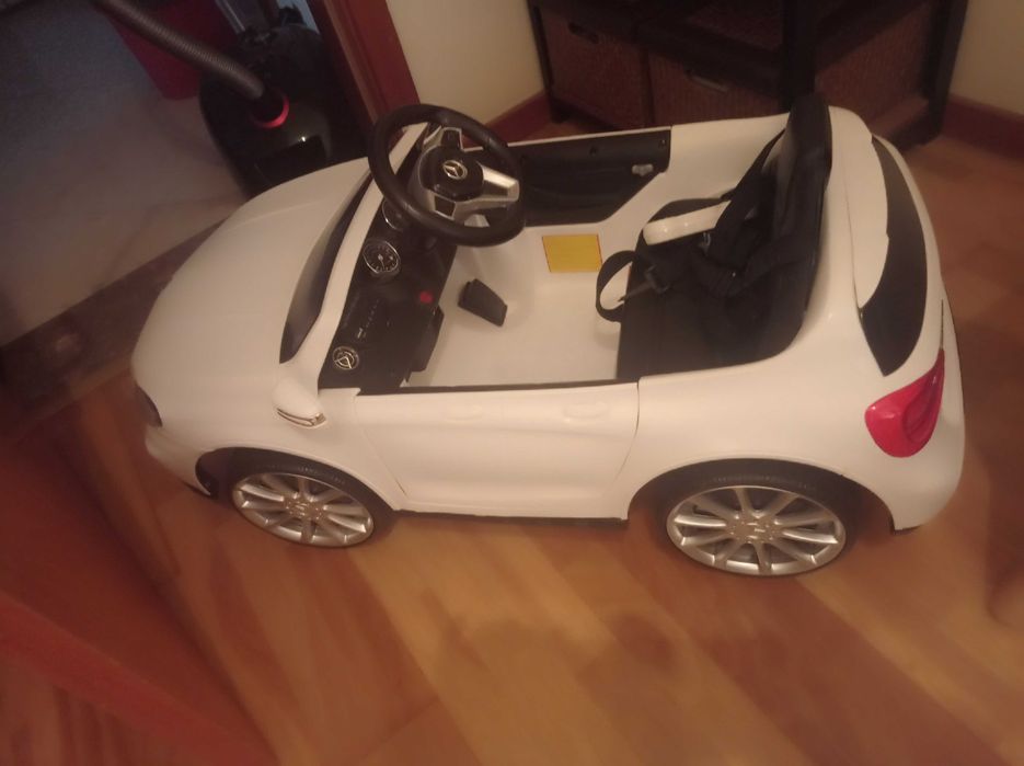Carro infantil Mercedes AMG com bateria e comando