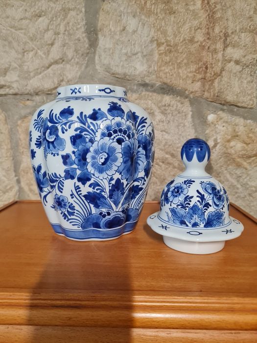 Waza z porcelany sygnowany Delft