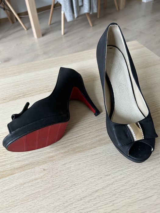 Szpilki czarne z czerwoną podeszwą rozmiar 39