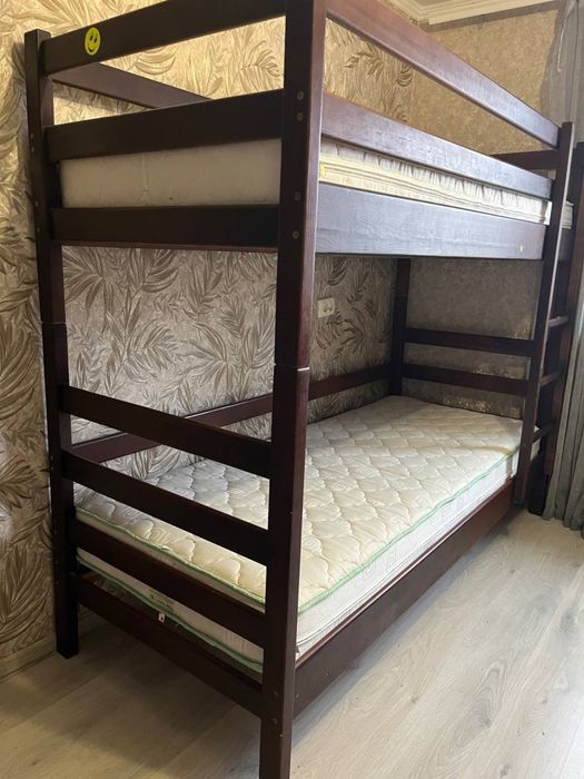 Двохярусне ліжко з матрасами