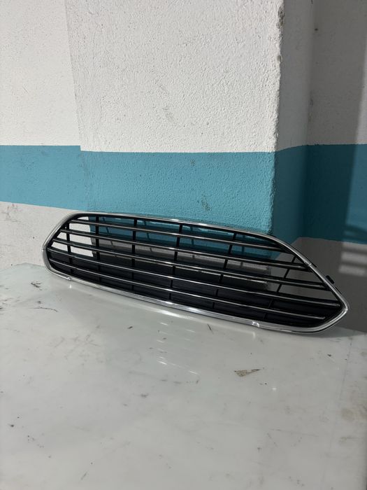 grelha frontal superior do para-choques Ford Fiesta