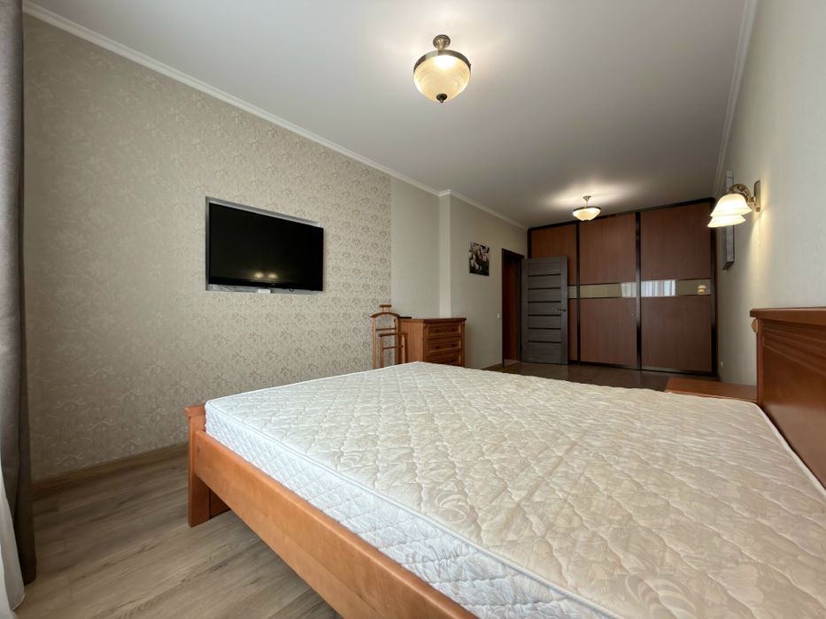 Глушкова 9в, біля Виставкового центру, 1 кімнатна 54м2, є генератор