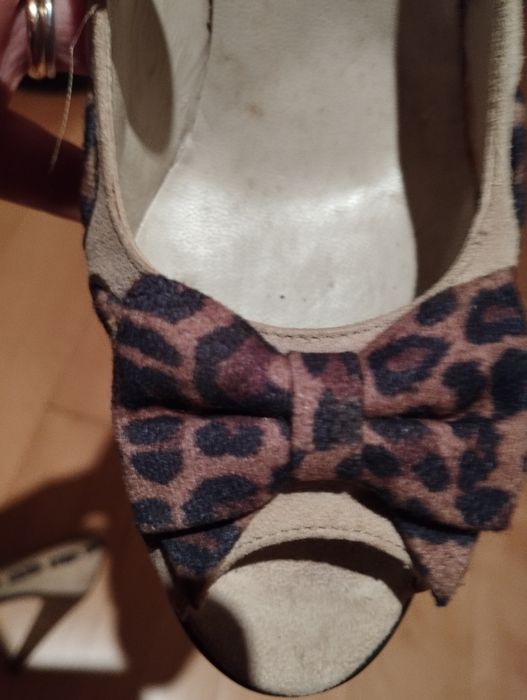 Sapatos de senhora de salto alto
