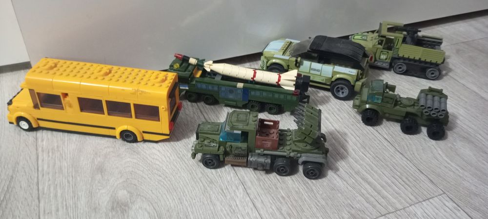 Зібране лего, військова техніка, модельки