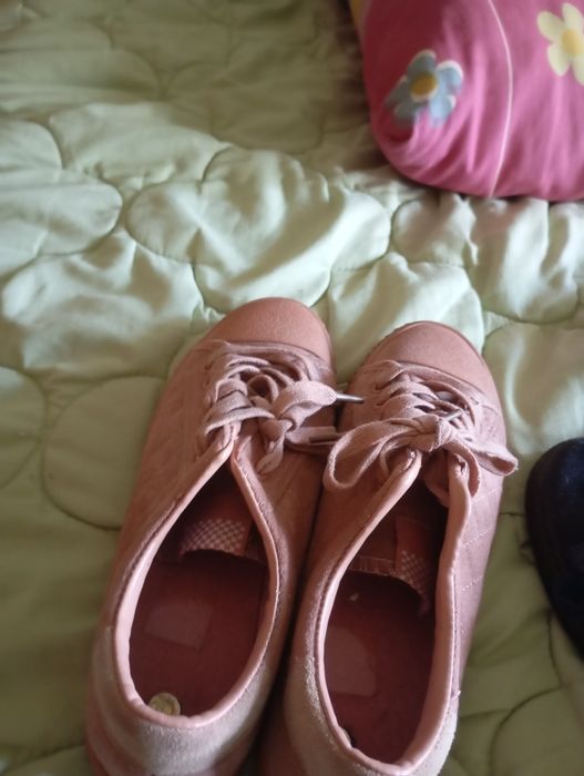 Sapatilhas Adidas e outras