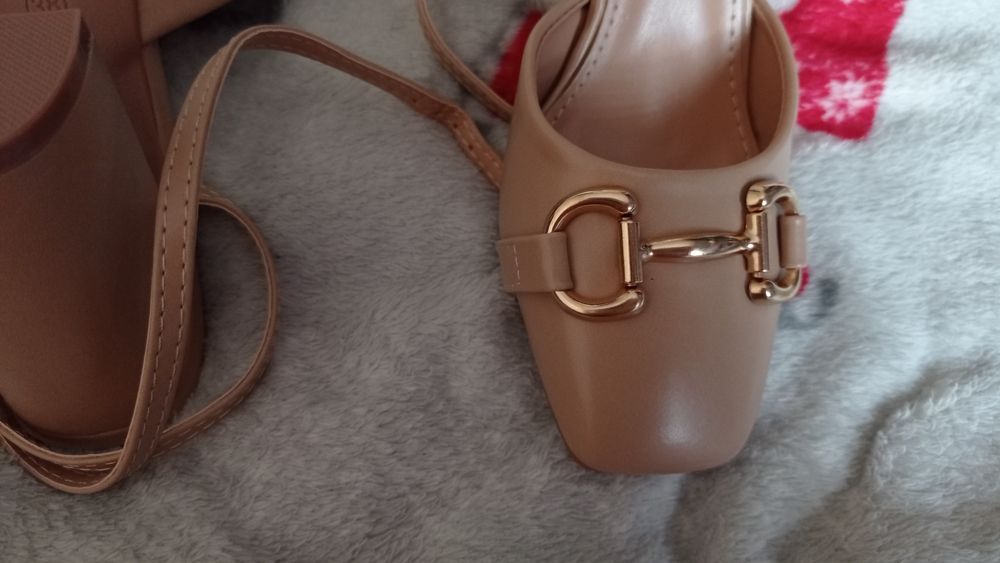 Nowe beżowe buty rozmiar 38