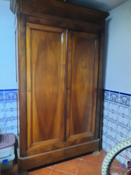 Vendo um guarda fato muito antigo