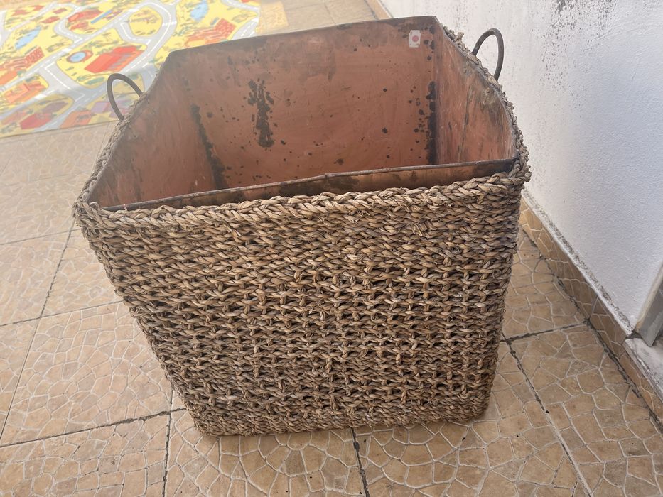 Cesto em verga com cobre recomendo para pôr lenha