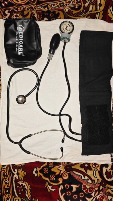 Тонометр Medicare механічний зі стетоскопом