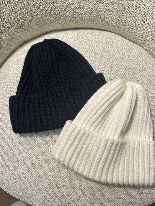 женская трендовая вязаная шапка