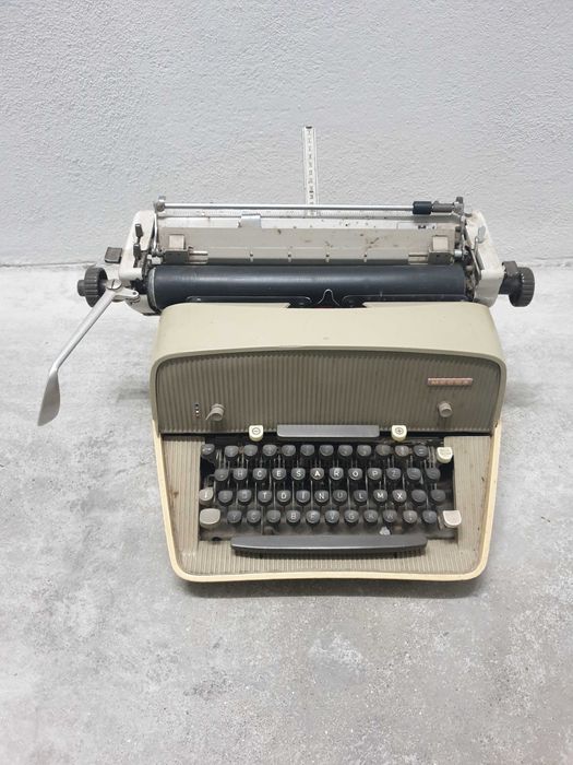 Máquina de escrever HESSA,