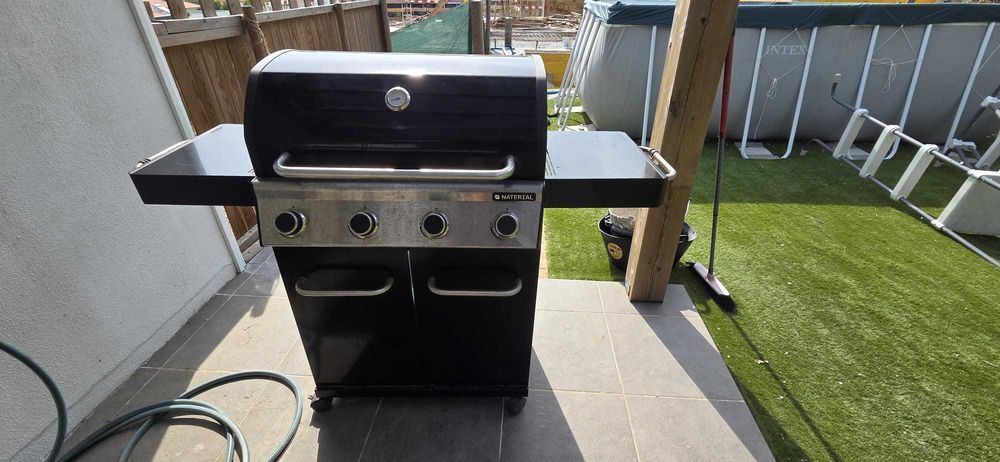Barbecue a gas com 4 queimadores