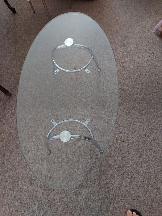 Журнальный столик из закаленного стекла.