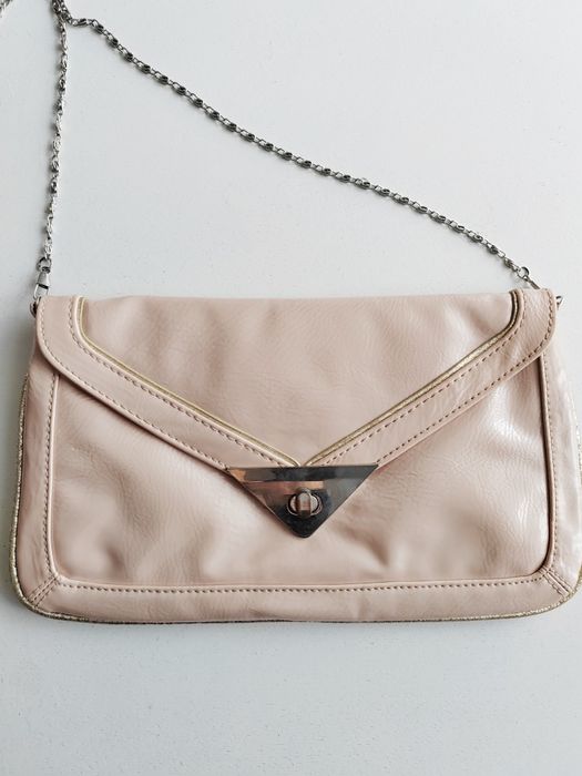 Torebka na łańcuszku nude pudrowy róż lakierowana