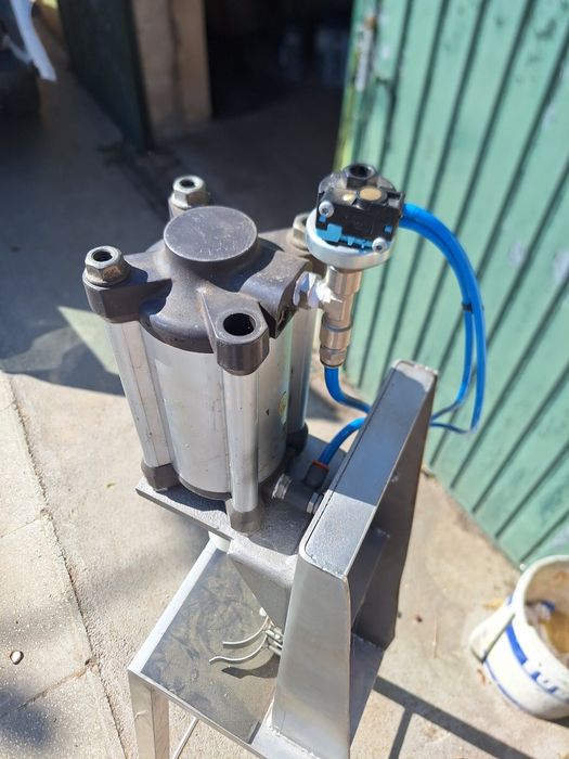 Capsulador de garrafas pneumática