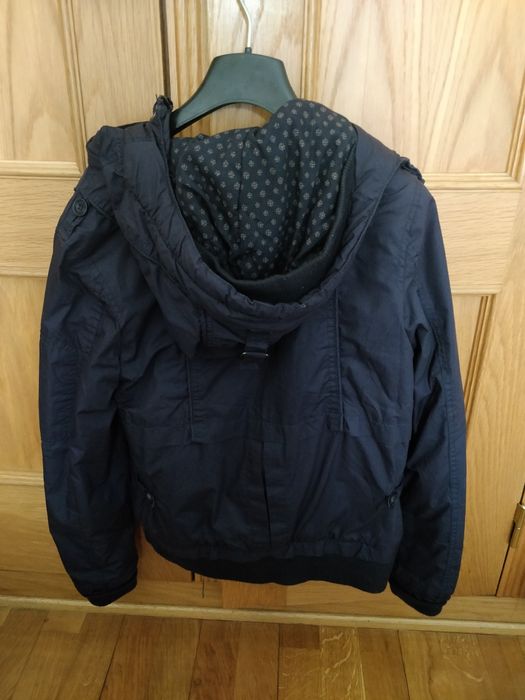 Casaco azul com capuz impermeável