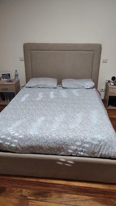 Cama de casal beige