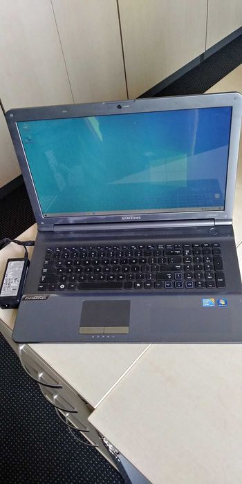 Laptop z zasilaczem