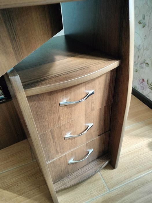 Стіл письмовий, вугловий.