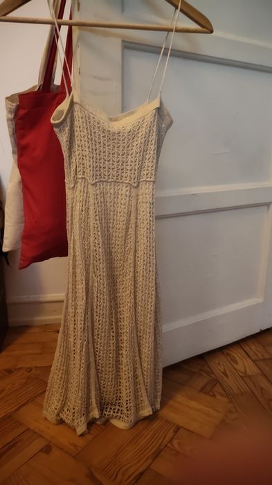 Vestido bege, tipo crochet