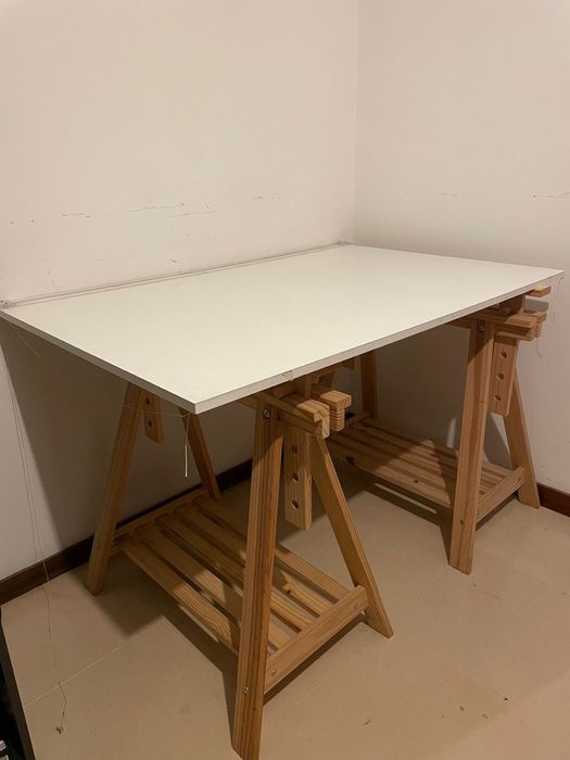 Estirador com cavalete em madeira e régua paralela instalada