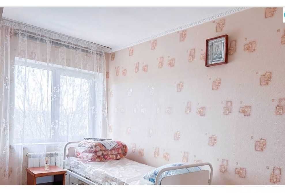 Пол дома 2 комнаты, гараж, участок.