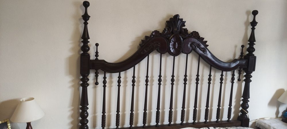 Cama de casal, colchão e 2 mesas de cabeceira