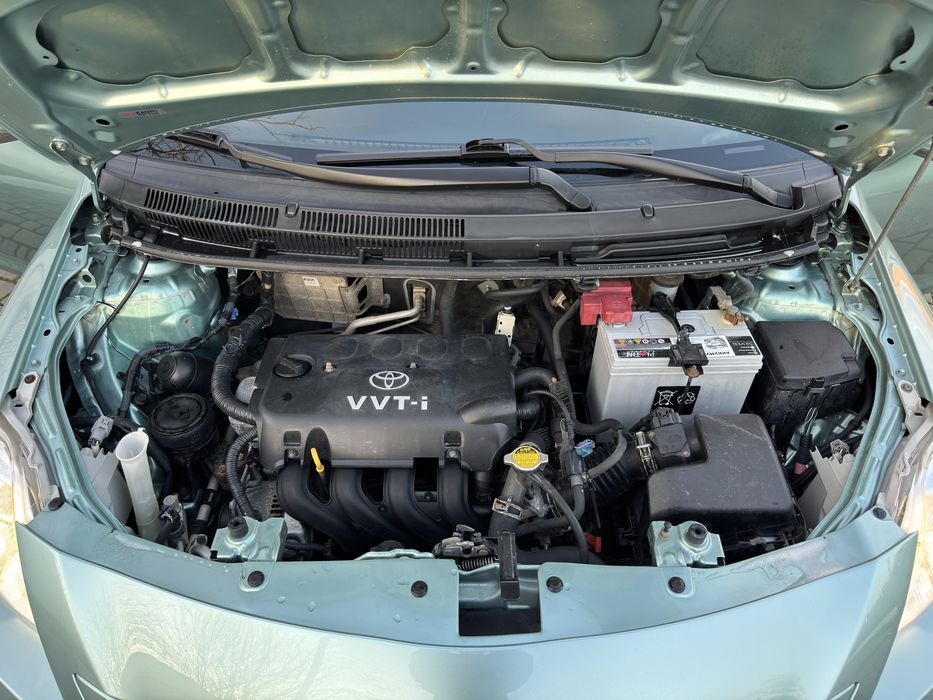 Продам Тоёту Ярис на автомате!