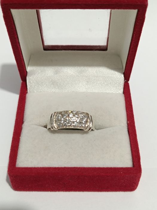 Srebrny pierścionek z drobinkami roz.18 srebro próby 925