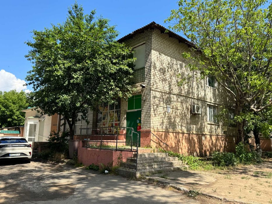 Кухарєва 70 кв.м. 1 поверх фасад гарне місце
