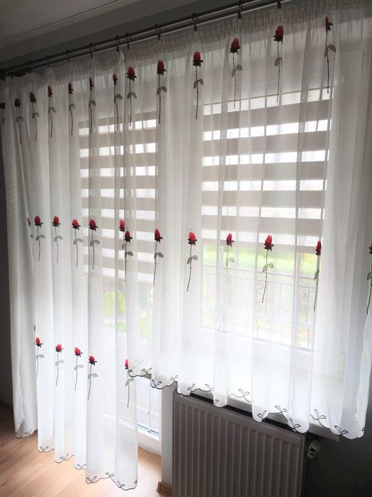 Firanki w różyczki na okno balkonowe